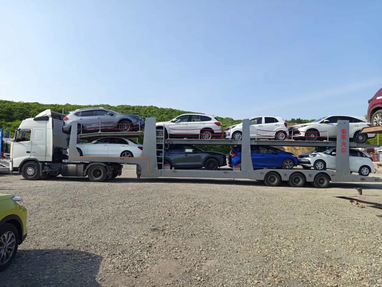 Погрузка новых автомобилей у дилера